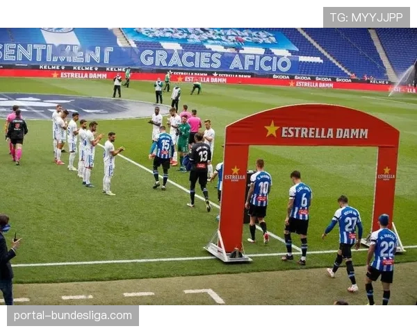 现场:西班牙人重回西甲,武磊赛后与老队友相拥庆祝